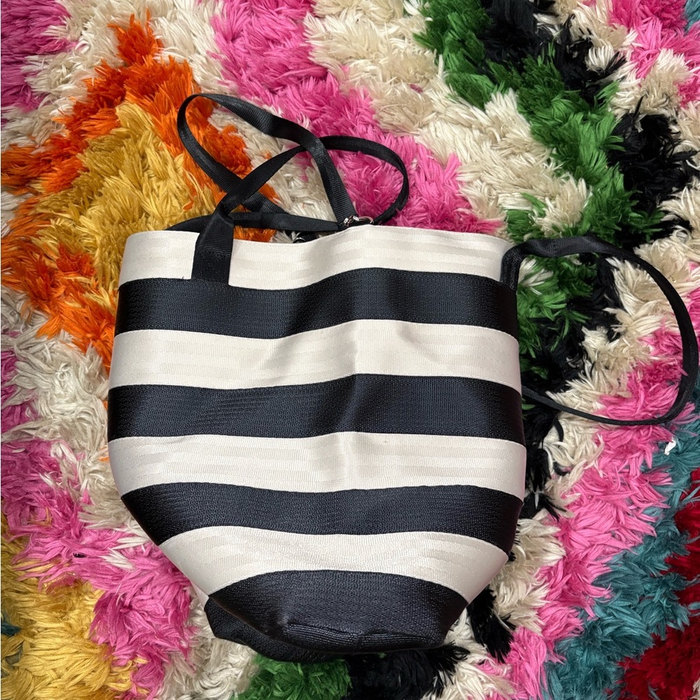 Harvey's Streamline Tote Bag Black and White Stripe Zipped Bag Seatbelt - Picture 7 of 8